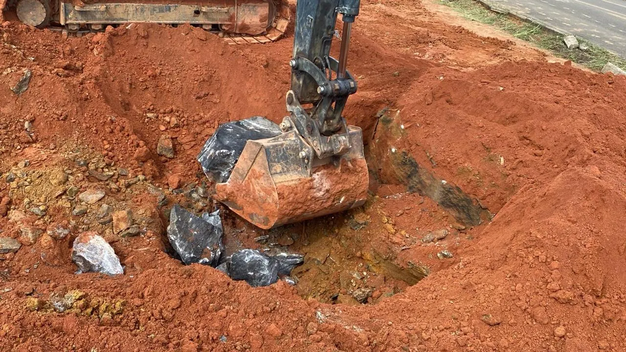 Veículo de apoio da Prestoserv na frente de rebaixamento de rocha em Ibiraçu