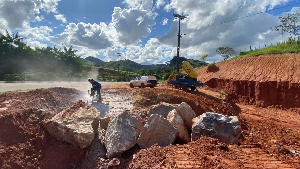 Blocos de rocha e perfuração para o desmonte a frio no terreno do mosteiro