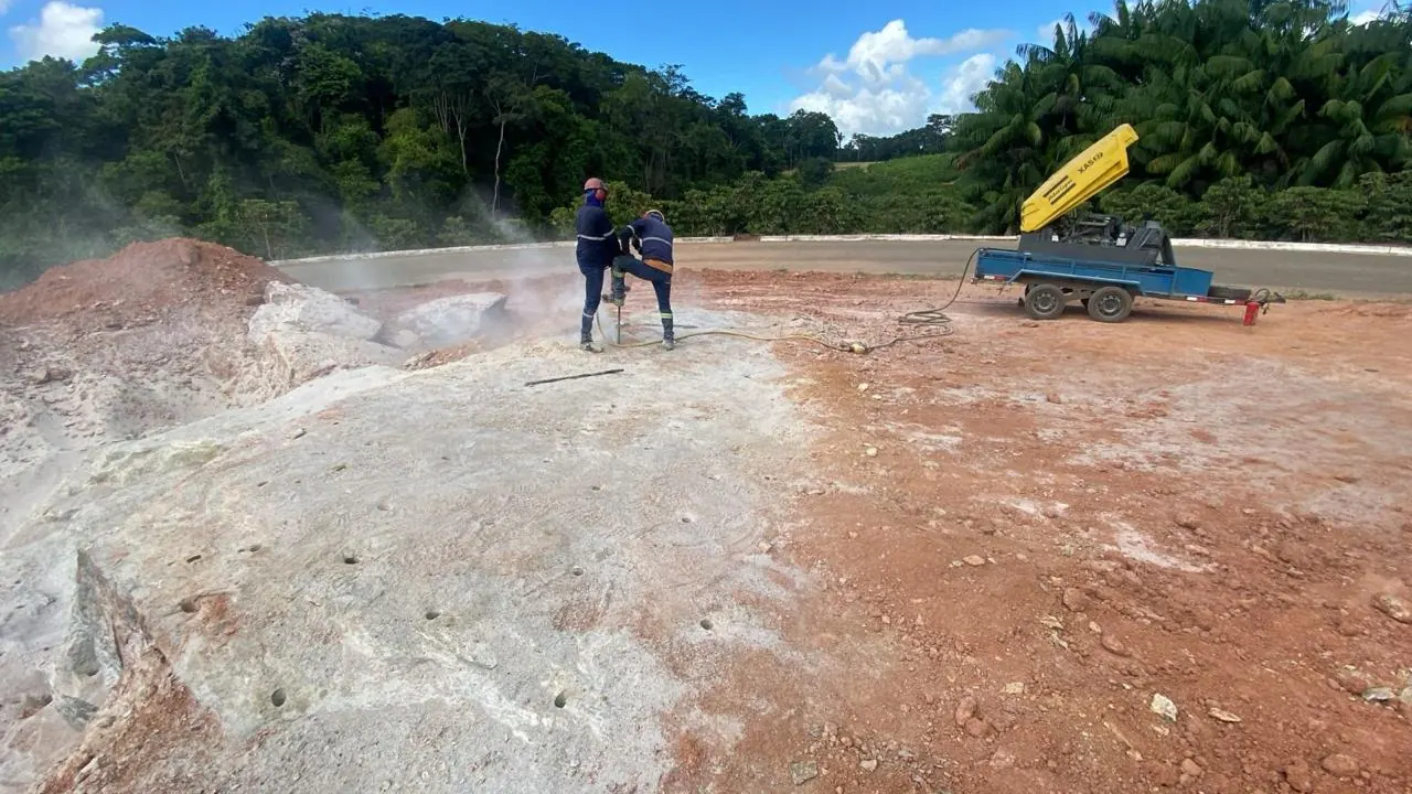 Bloco de rocha sendo perfurado com martelete antes do desmonte com Rompex