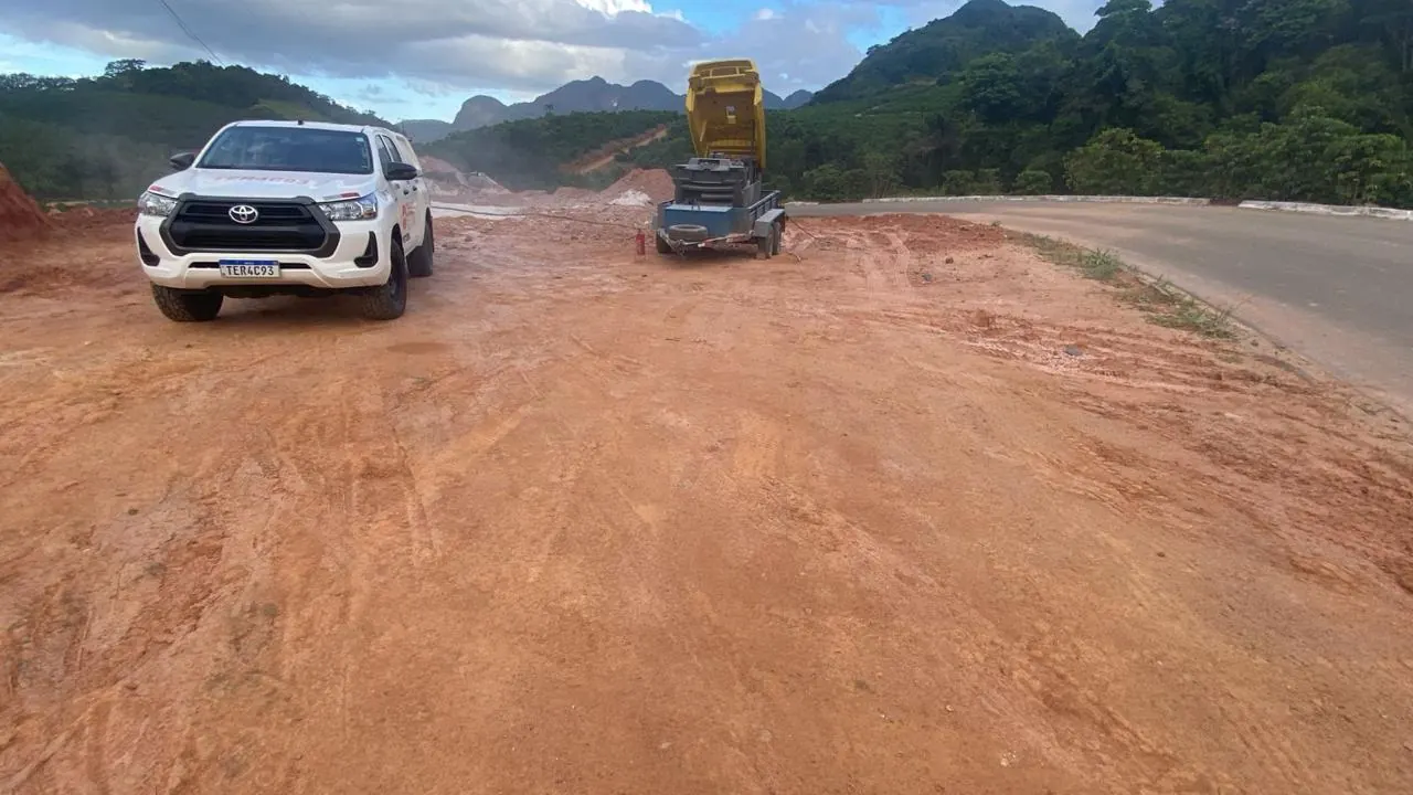 Escavadeira retirando rocha do terreno rebaixado para a terraplanagem