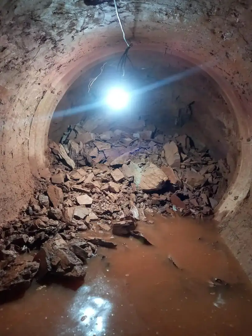 Rocha fragmentada no piso do túnel