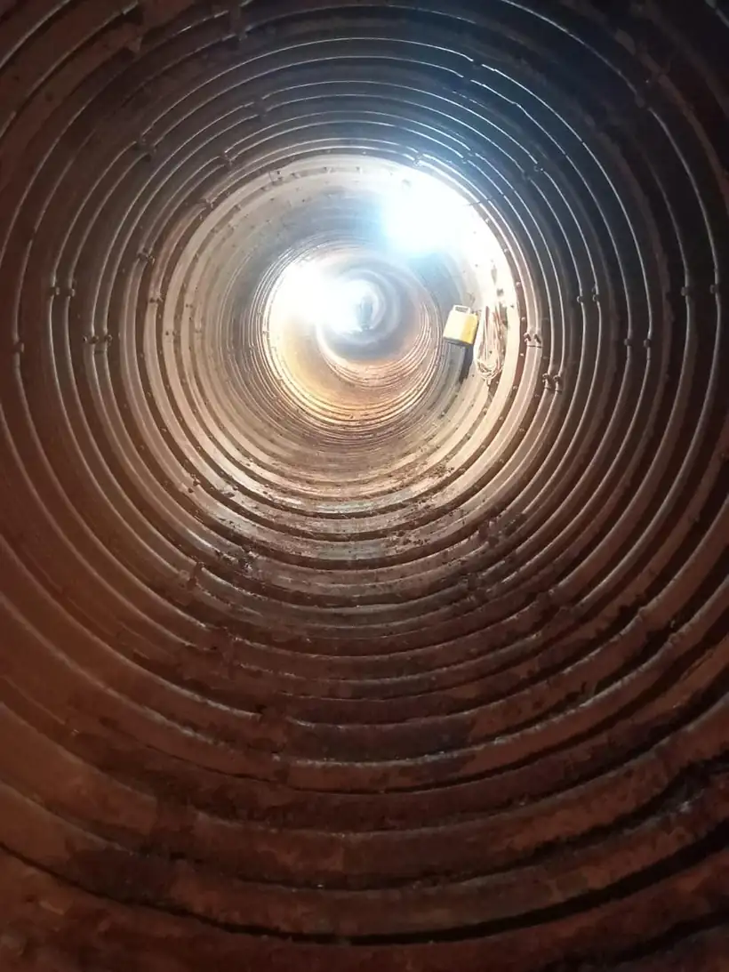 Perspectiva do túnel com os anéis do tunnel liner até o ponto de luz