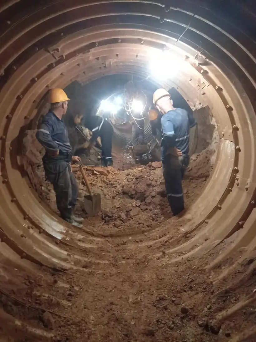 Equipe na frente de escavação do túnel