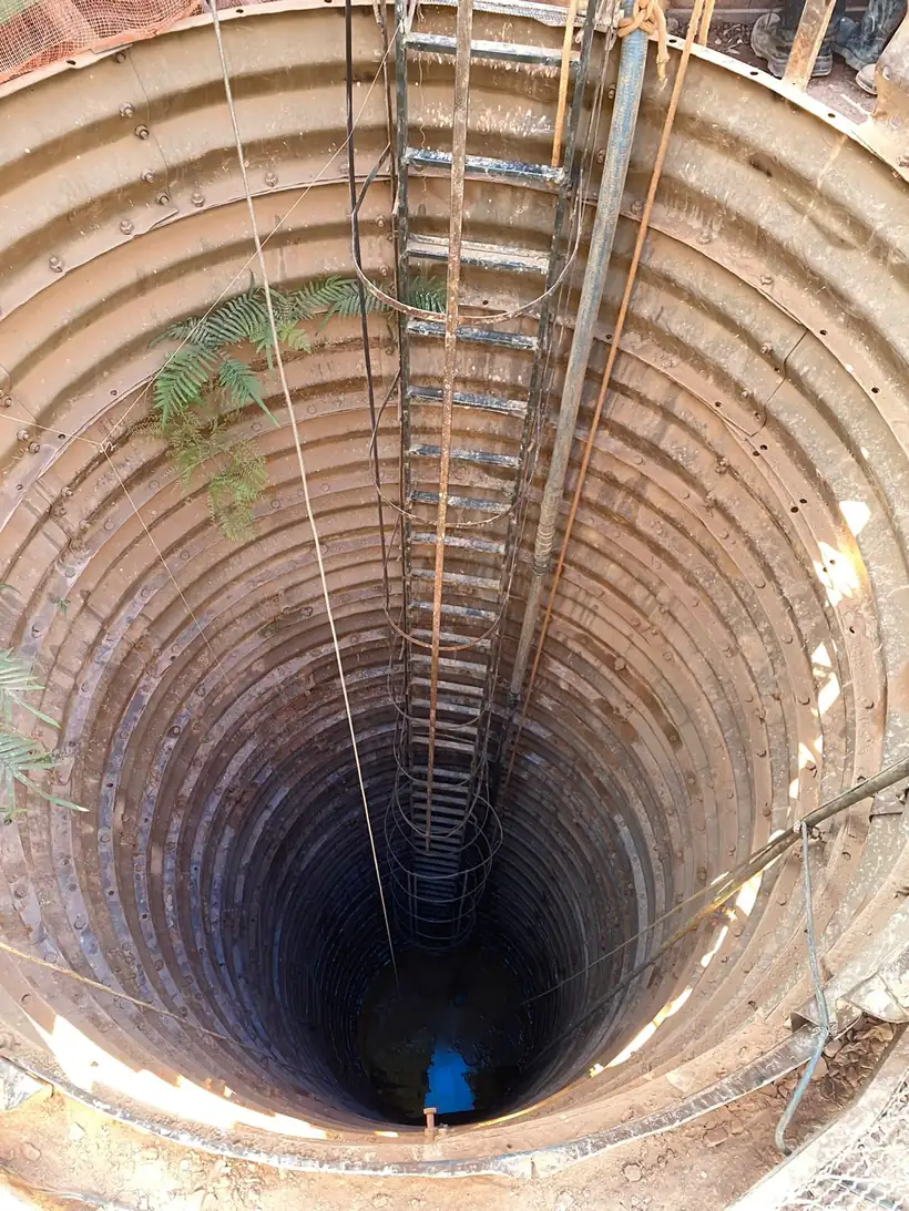 Poço de acesso vertical revestido com anéis
