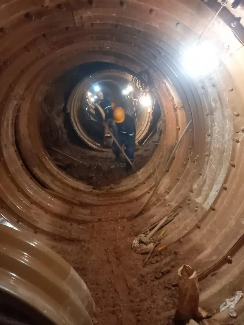Avanço do túnel com a equipe no interior
