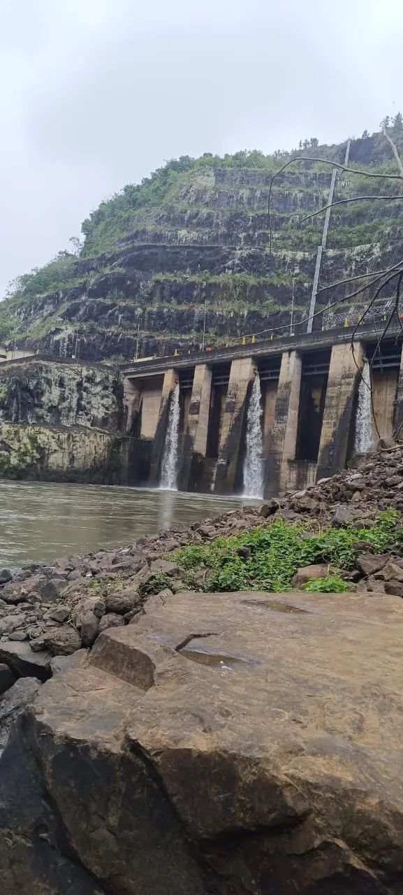 Talude do canal de fuga com pontos de desplacamento do concreto
