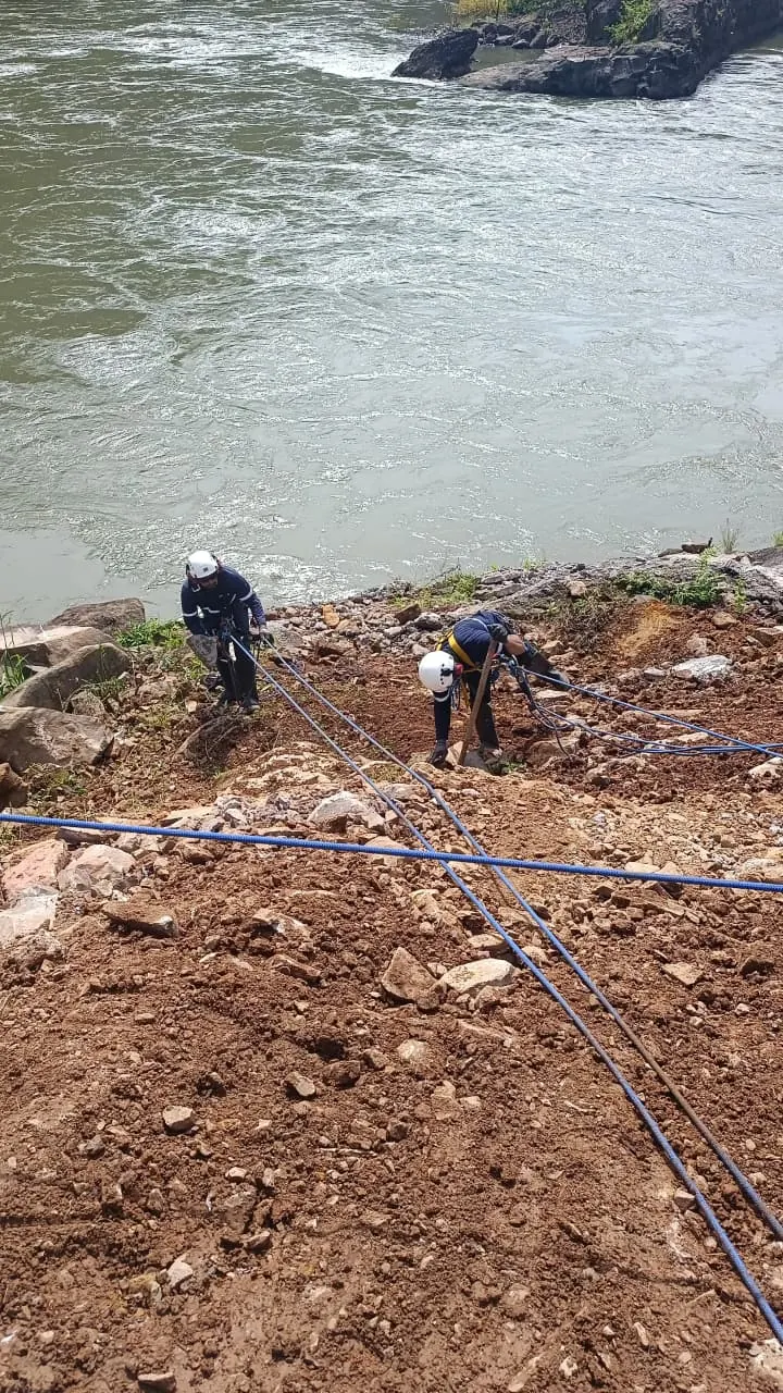 Alpinista da Prestoserv em acesso por corda no talude da usina