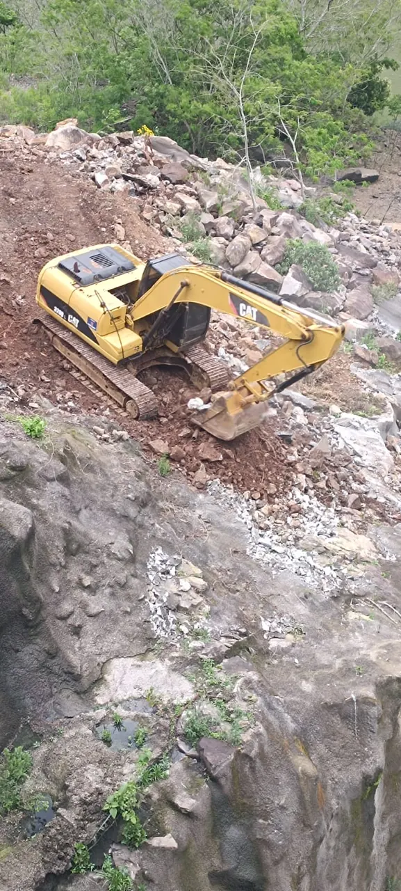 Remoção do material desplacado no talude do canal de fuga
