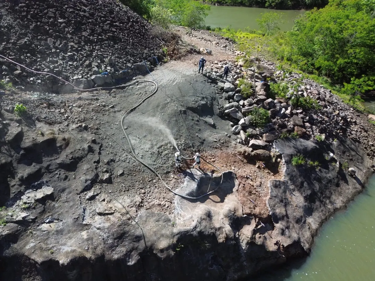 Limpeza e preparação da superfície do talude para o concreto projetado