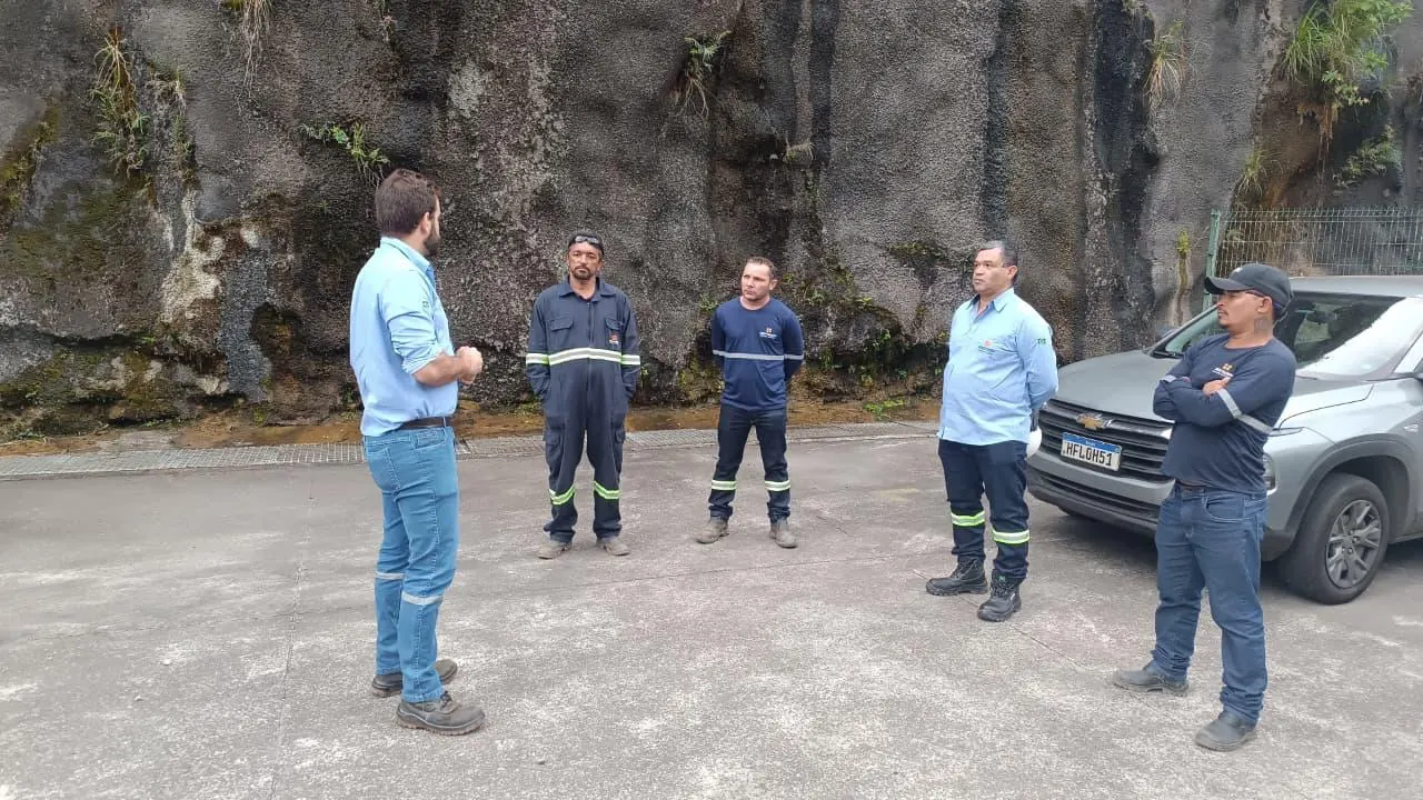 Equipe de alpinismo industrial da Prestoserv na hidrelétrica