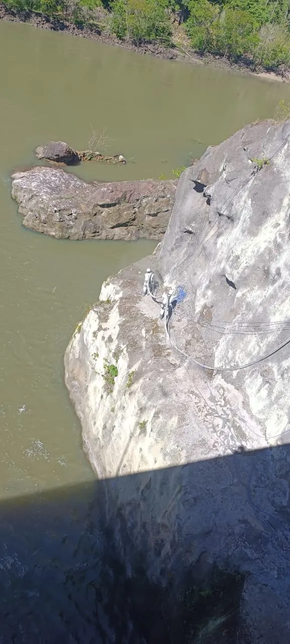 Talude do canal de fuga com o concreto projetado reparado