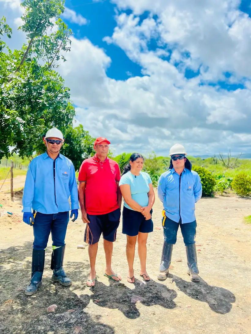 Equipe da Prestoserv com moradores da comunidade atendida