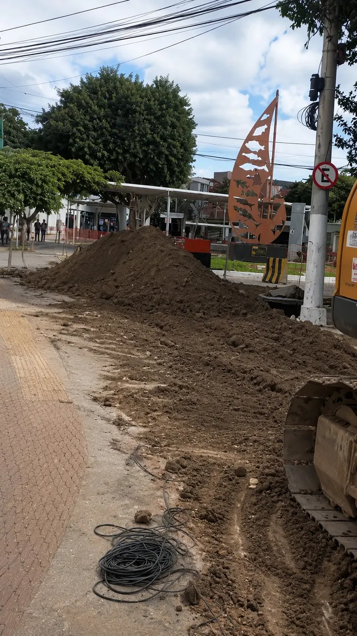 Frente de desmonte de rocha na ampliação da ETE Centro em Macaé