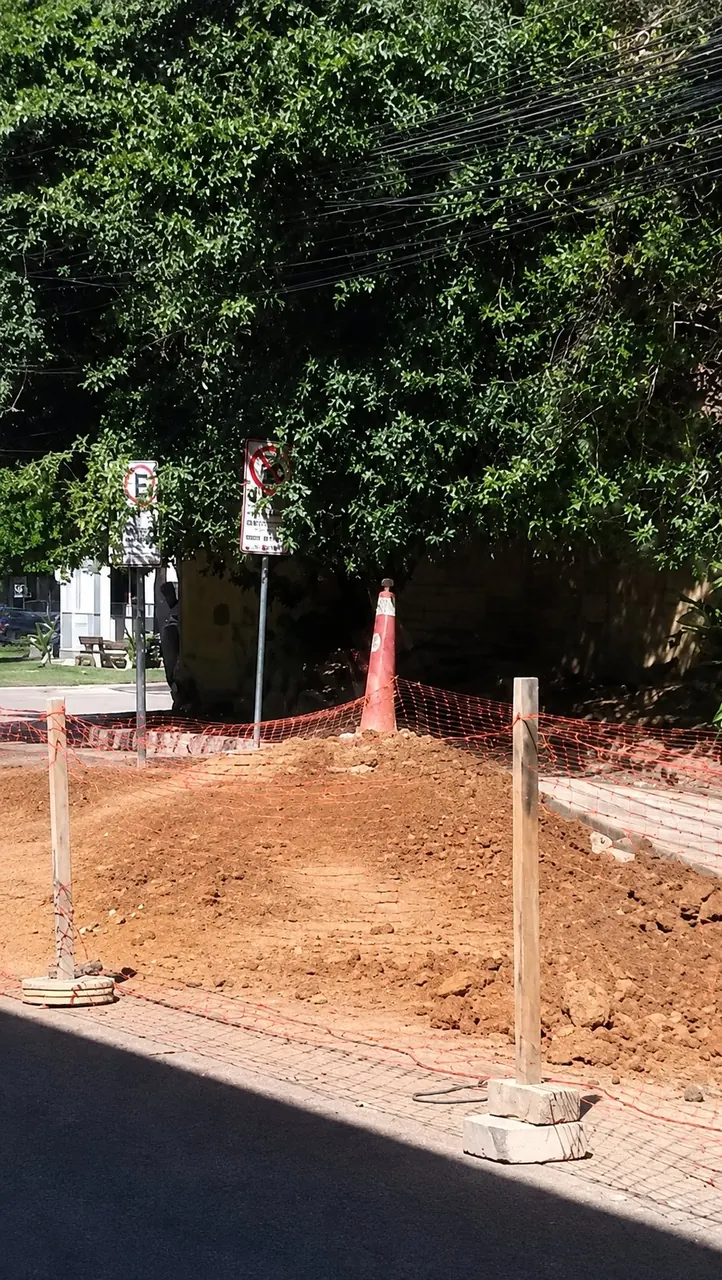 Abertura de vala em rocha para a nova tubulação de esgoto
