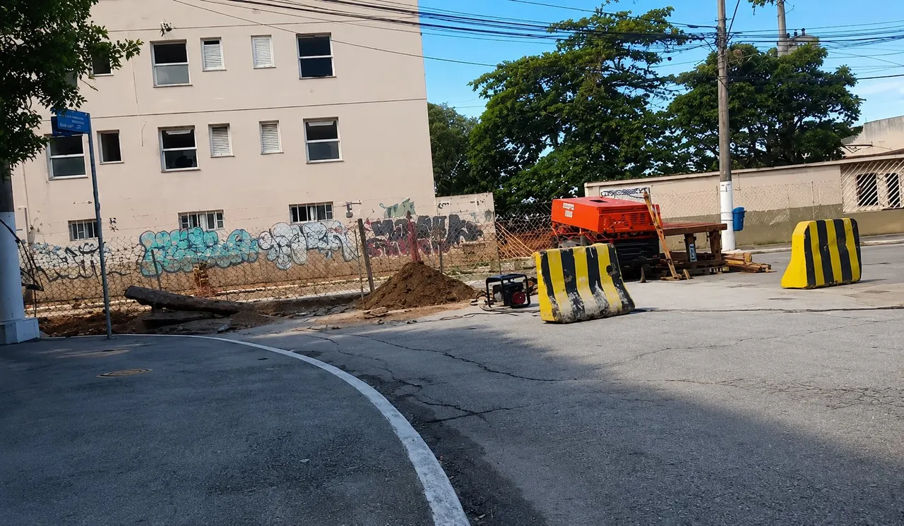 Rocha fragmentada a frio na vala da tubulação de esgoto