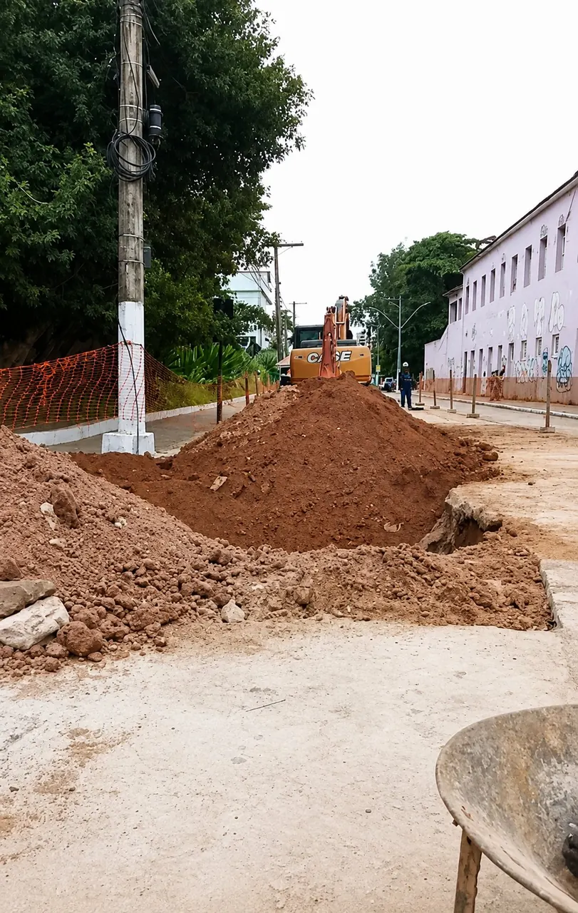 Vala em rocha aberta em área urbana com edificações no entorno