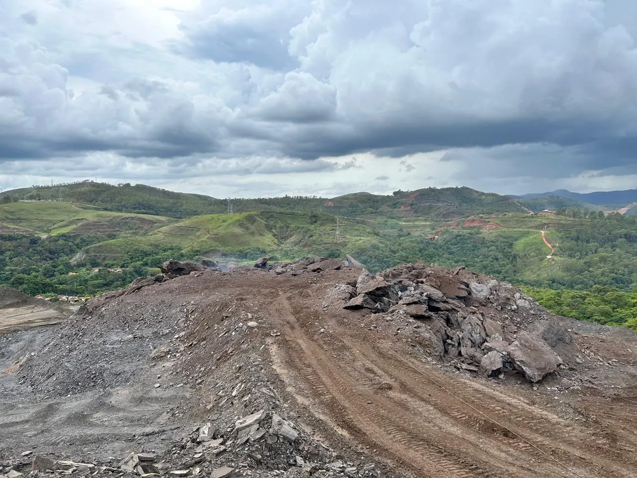 Vista do alto da frente de lavra da Gerdau em Miguel Burnier, com a região ao fundo