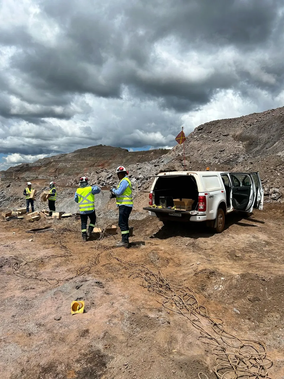 Equipe da Prestoserv com EPI preparando as linhas para a deflagração do Rompex
