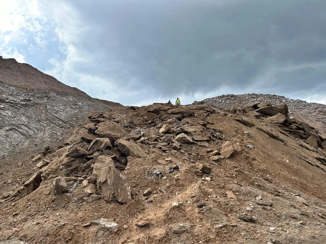 Rocha fragmentada a frio na bancada após o desmonte com Rompex