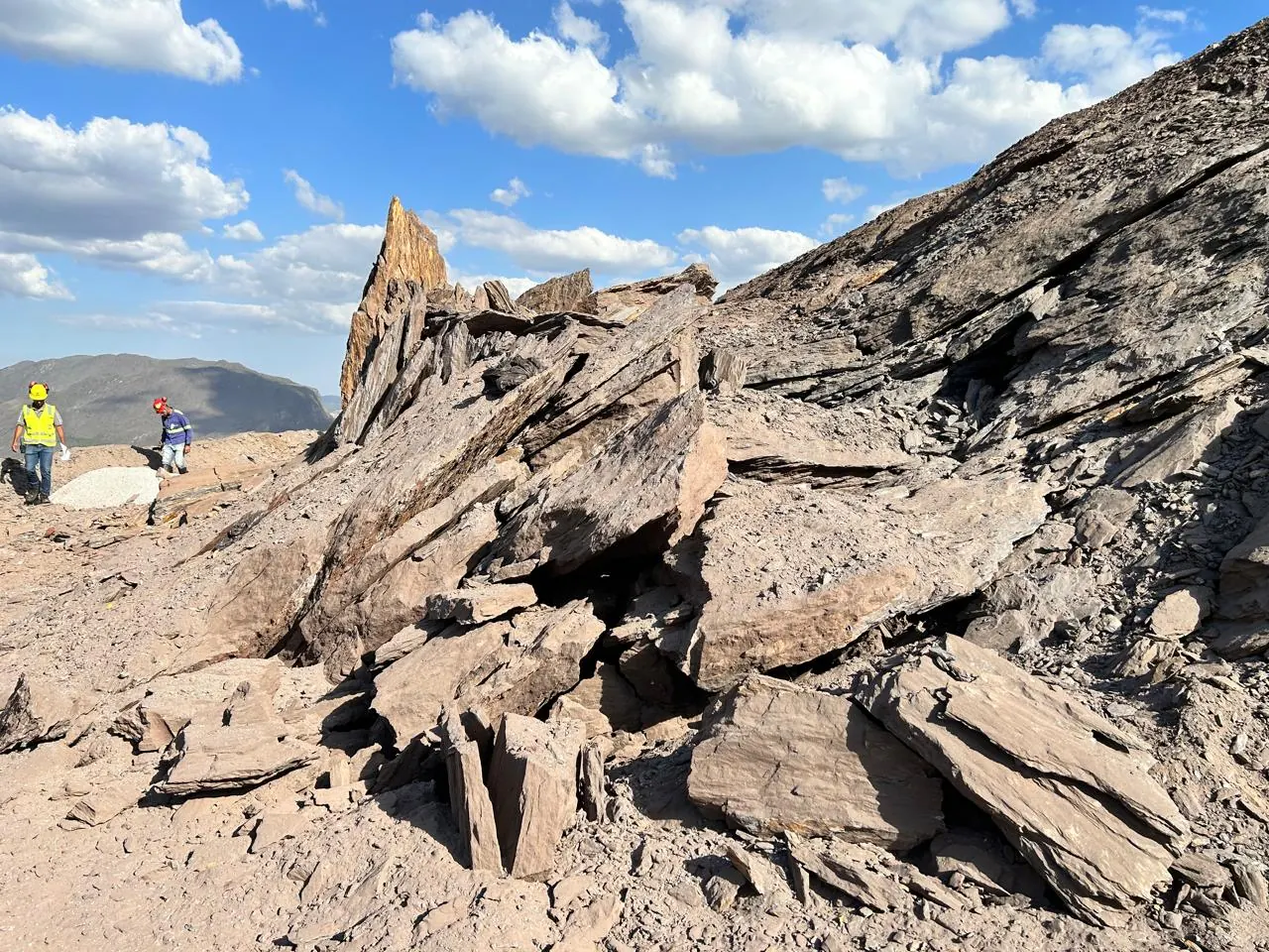 Detalhe da rocha xistosa fragmentada pelo desmonte a frio, sem ultralançamento