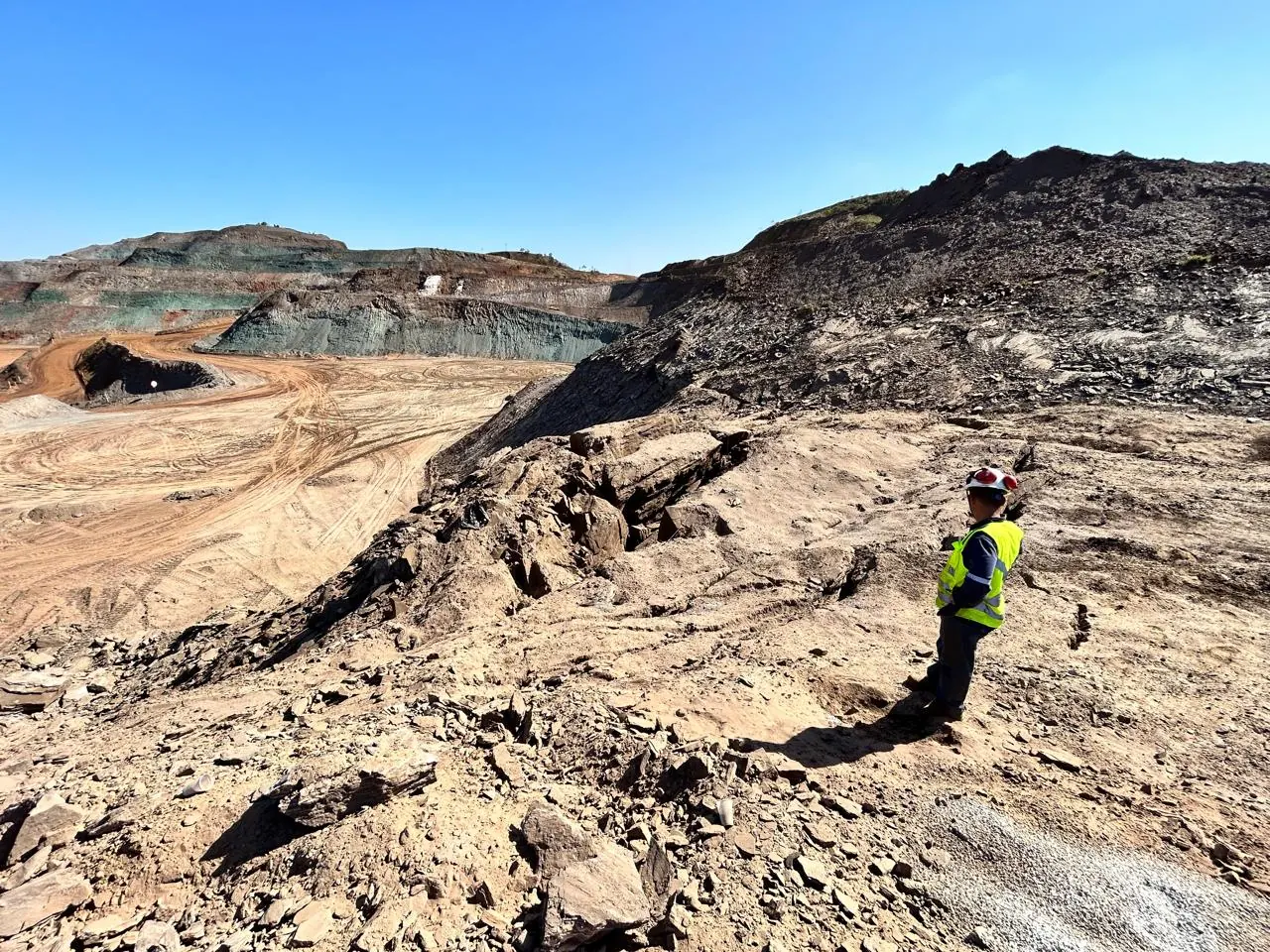 Técnico da Prestoserv observando a cava de minério de ferro de Miguel Burnier
