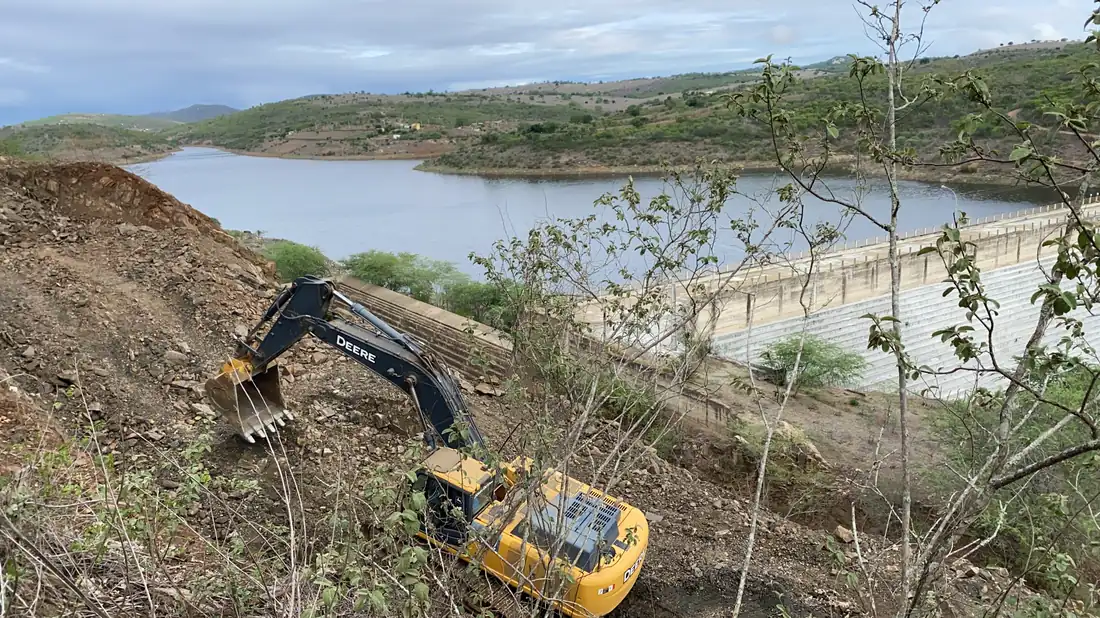 Escavadeira junto à Barragem de Jucazinho