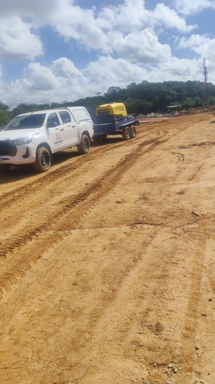 Frente de desmonte de rocha na urbanização Caio ETI, em Camaçari