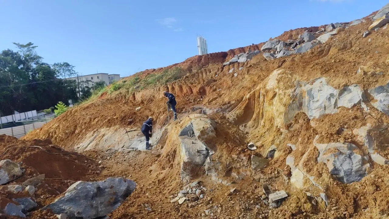 Aplicação do Rompex no desmonte de rocha da urbanização