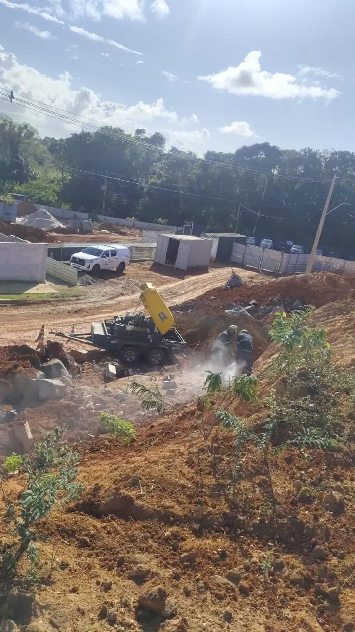 Rocha fragmentada a frio no rebaixamento do terreno em Camaçari