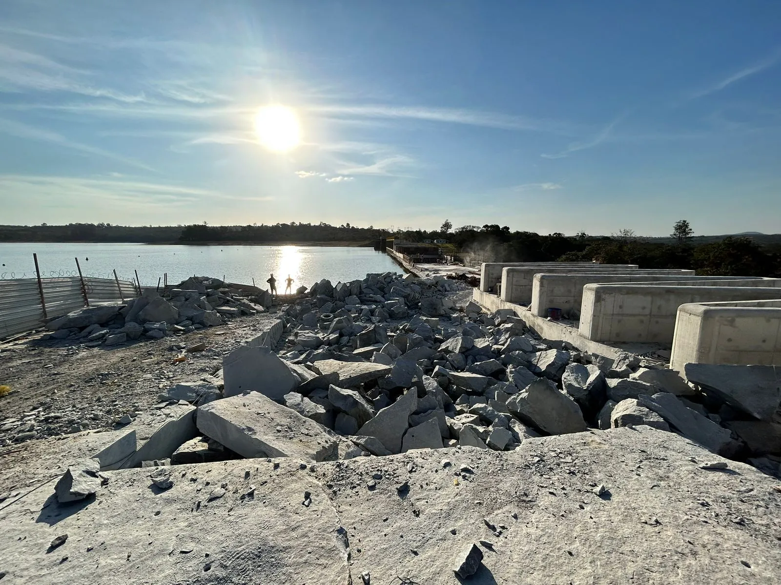 Vista panor&acirc;mica da barragem da PCH Cajuru com pilha de rocha fragmentada pela Prestoserv