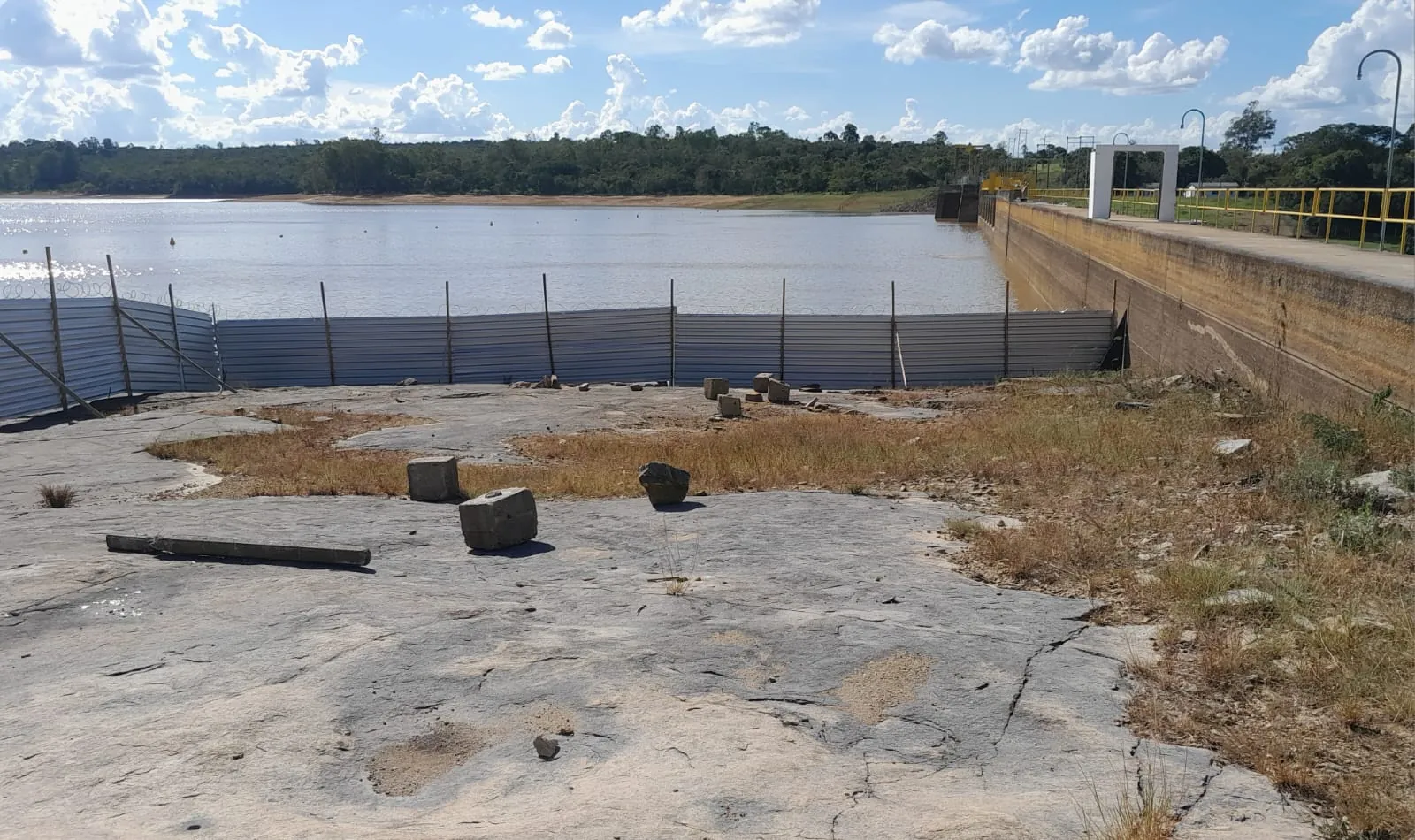 Reservat&oacute;rio da PCH Cajuru com a estrutura da barragem em opera&ccedil;&atilde;o