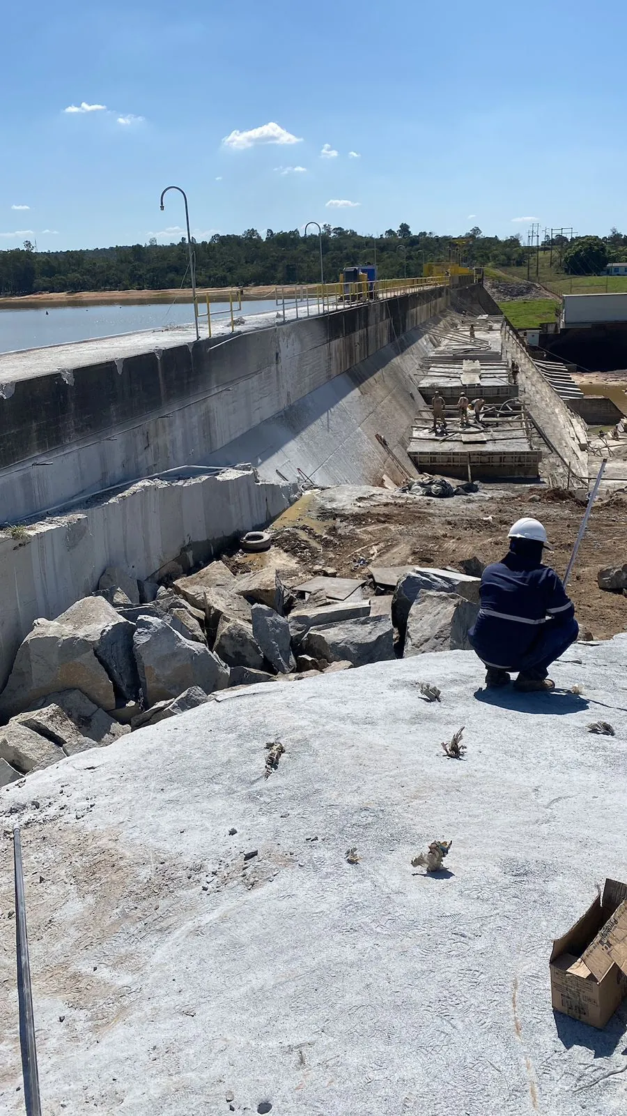 Profissional da Prestoserv supervisionando obra de desmonte na barragem da PCH Cajuru