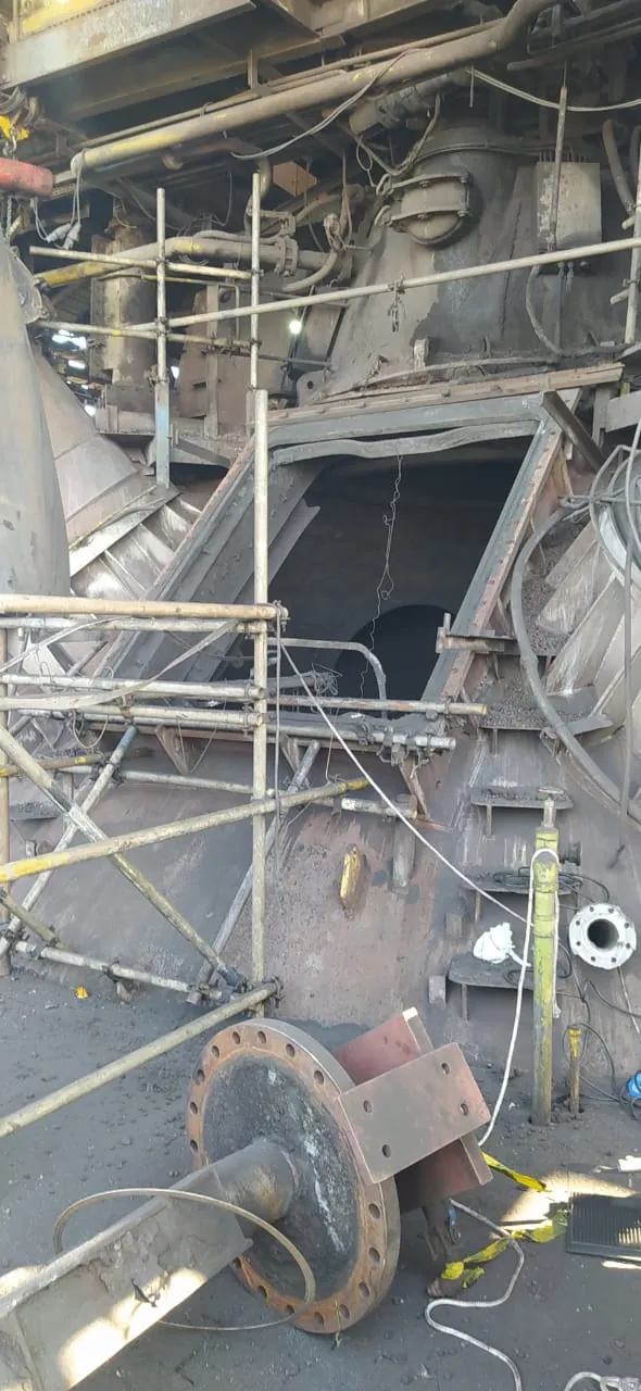 Abertura do alto-forno com cascão aderido à parede interna