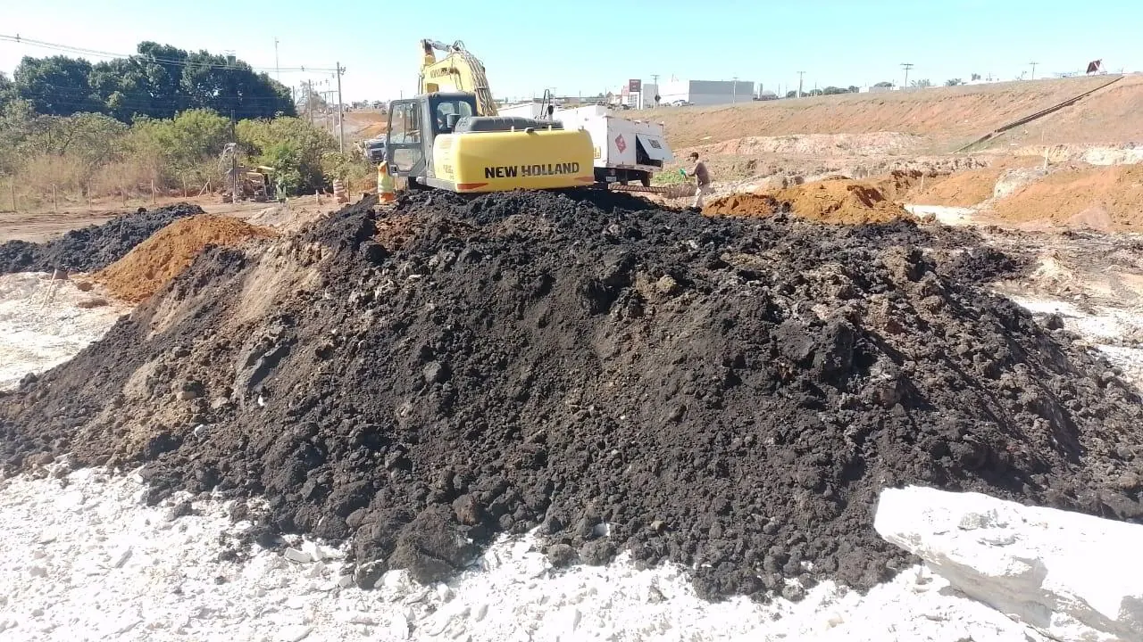 Rocha fragmentada a frio em vala da duplicação da rodovia