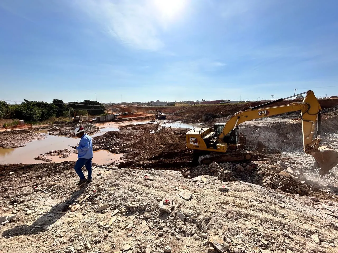 Talude de rocha liberado para as novas pistas da BR-050