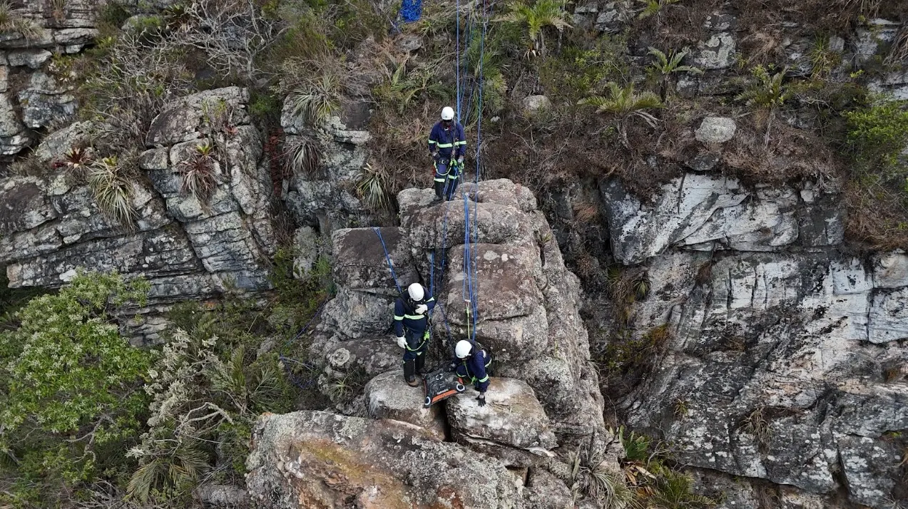 Equipe da Prestoserv em acesso por corda sobre bloco rochoso no topo do maciço, na Cachoeira do Tabuleiro