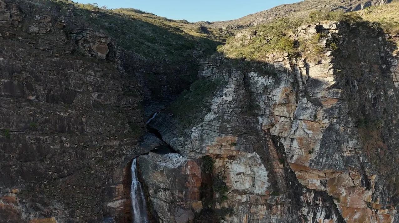 Vista do cânion da Cachoeira do Tabuleiro com a queda d'água ao fundo