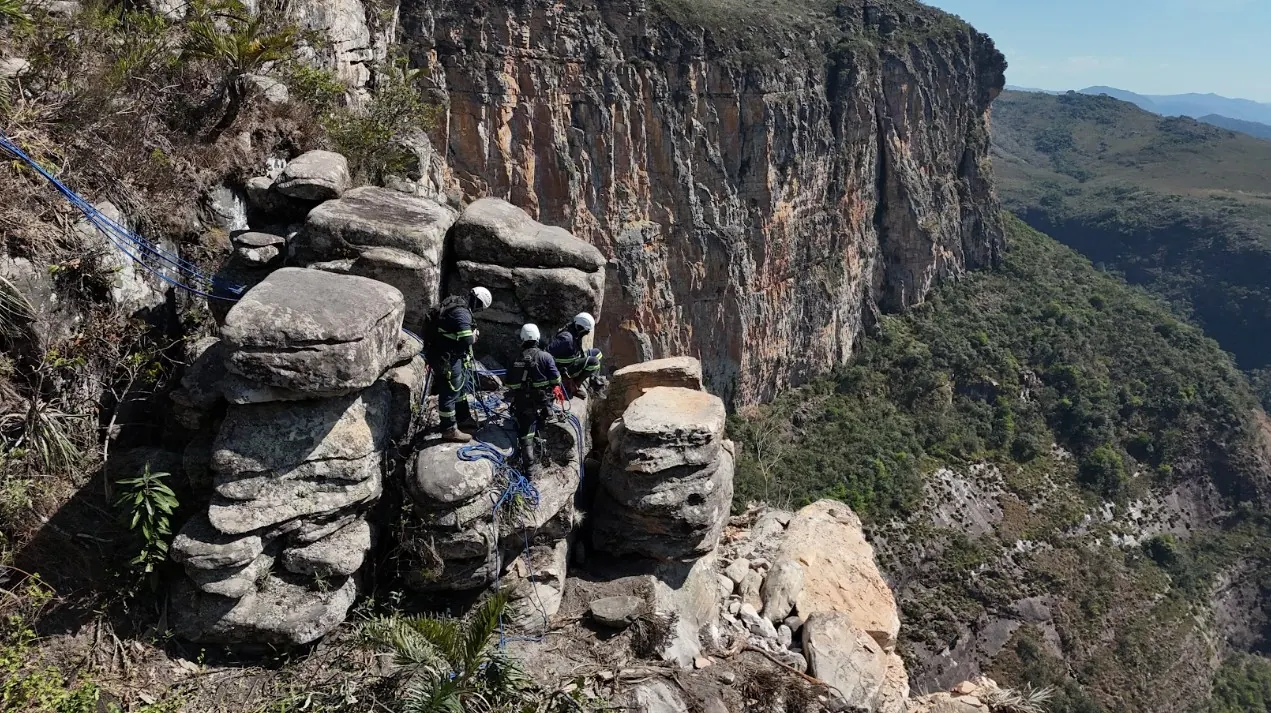 Blocos rochosos individualizados no topo do maciço, com o vale ao fundo