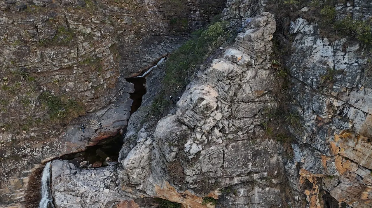 Paredão rochoso da Cachoeira do Tabuleiro visto da encosta oposta