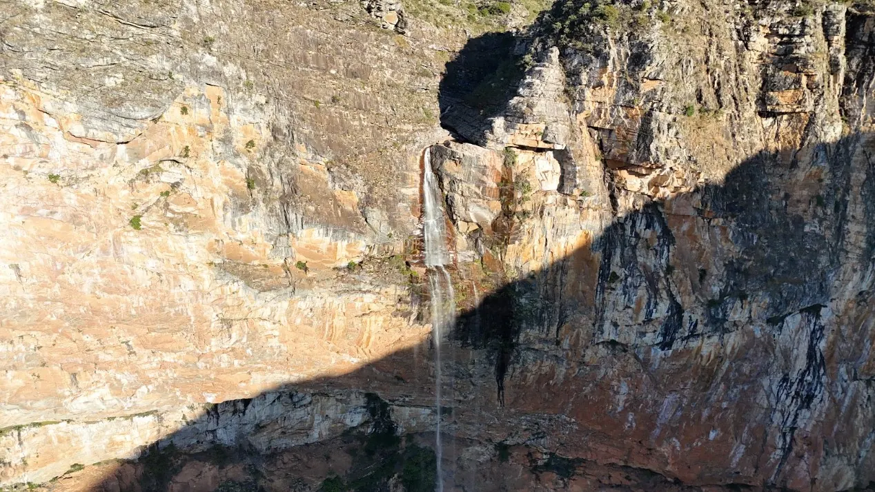 Vista ampla do paredão da Cachoeira do Tabuleiro
