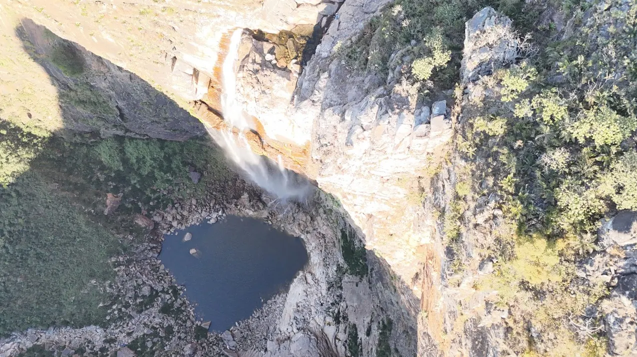 Vista aérea da Cachoeira do Tabuleiro, com a queda d'água e o poço na base